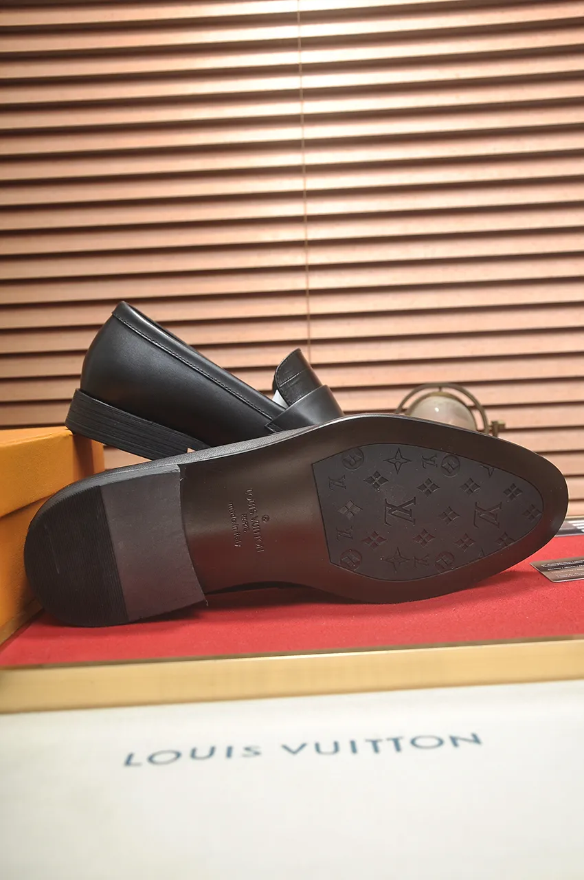 Men's men's shoes 💰540💶 [LV] (original single cowhide lining) 🍀LV's latest genuine leather business suit shoes are launched simultaneously on the official website. The first-layer cowhide imported from Italy is made of heavy gold, 💥official website 1:1 rubber outsole. Versatile to wear, high-end without losing class, and the color combination is extraordinary. This four-season style is alluring when worn on your feet, showing off your big-name flair. Standard code 38-45 (45 customized)